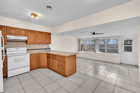 House in Fort Lauderdale, Florida 2 bedrooms, 122.17 sq.m. № 1997425 - photo 6