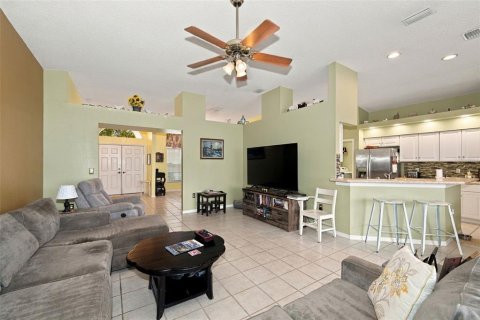 House in New Port Richey, Florida 4 bedrooms, 216 sq.m. № 2396394 - photo 7