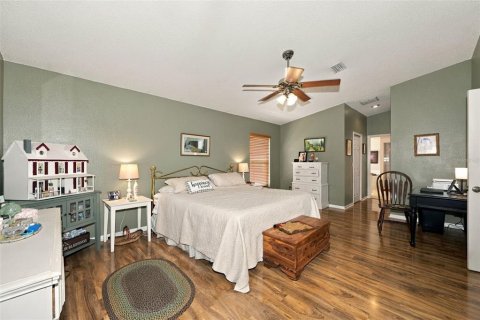 House in New Port Richey, Florida 4 bedrooms, 216 sq.m. № 2396394 - photo 21