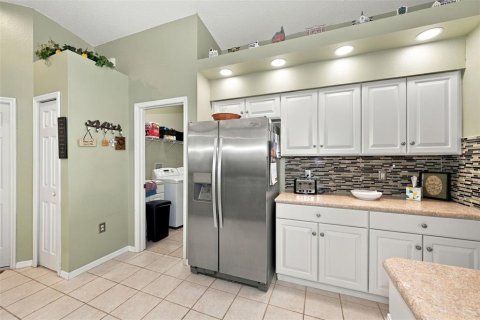 House in New Port Richey, Florida 4 bedrooms, 216 sq.m. № 2396394 - photo 13