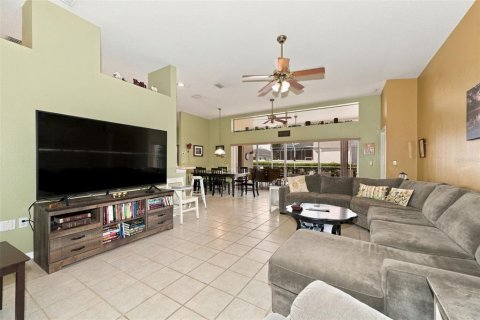 House in New Port Richey, Florida 4 bedrooms, 216 sq.m. № 2396394 - photo 4