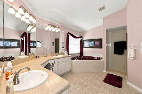 House in New Port Richey, Florida 4 bedrooms, 216 sq.m. № 2396394 - photo 24