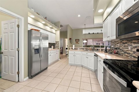 House in New Port Richey, Florida 4 bedrooms, 216 sq.m. № 2396394 - photo 15