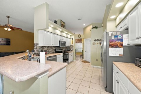 House in New Port Richey, Florida 4 bedrooms, 216 sq.m. № 2396394 - photo 12