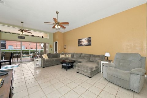 House in New Port Richey, Florida 4 bedrooms, 216 sq.m. № 2396394 - photo 5