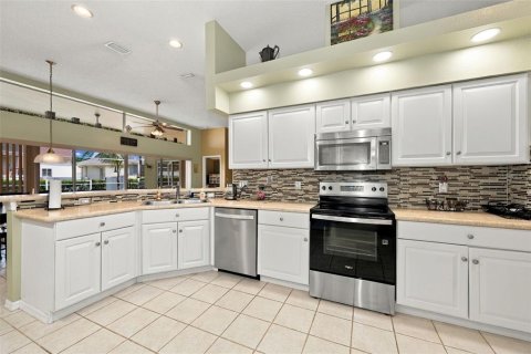 House in New Port Richey, Florida 4 bedrooms, 216 sq.m. № 2396394 - photo 14