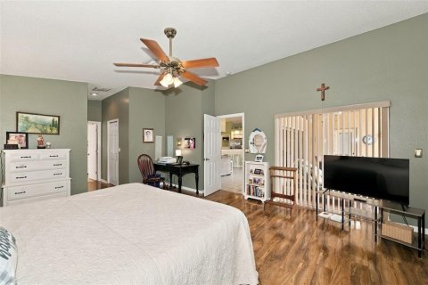 House in New Port Richey, Florida 4 bedrooms, 216 sq.m. № 2396394 - photo 23