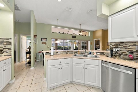 House in New Port Richey, Florida 4 bedrooms, 216 sq.m. № 2396394 - photo 16