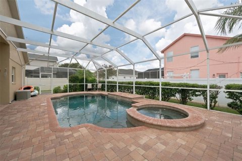 House in New Port Richey, Florida 4 bedrooms, 216 sq.m. № 2396394 - photo 2