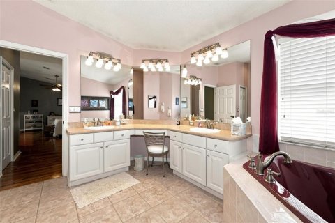 House in New Port Richey, Florida 4 bedrooms, 216 sq.m. № 2396394 - photo 25