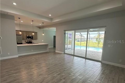 House in Cape Coral, Florida 3 bedrooms, 160.35 sq.m. № 2108753 - photo 10