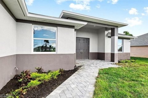 House in Cape Coral, Florida 3 bedrooms, 160.35 sq.m. № 2108753 - photo 2