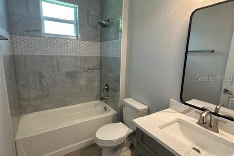House in Cape Coral, Florida 3 bedrooms, 160.35 sq.m. № 2108753 - photo 9