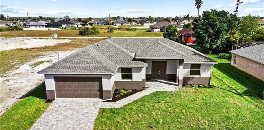 House in Cape Coral, Florida 3 bedrooms, 160.35 sq.m. № 2108753