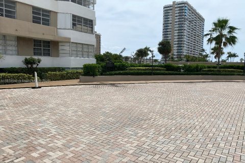 Condo in Hallandale Beach, Florida № 1817647 - photo 8