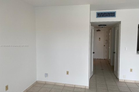 Condo in Hallandale Beach, Florida № 1817647 - photo 14