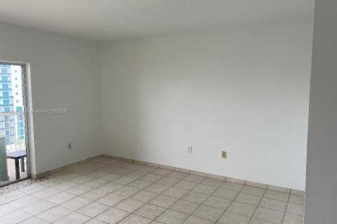 Condo in Hallandale Beach, Florida № 1817647 - photo 12