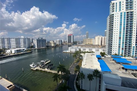 Снять в аренду кондоминиум в Халландейл-Бич, Флорида 50.63м2, № 1817647 - фото 24