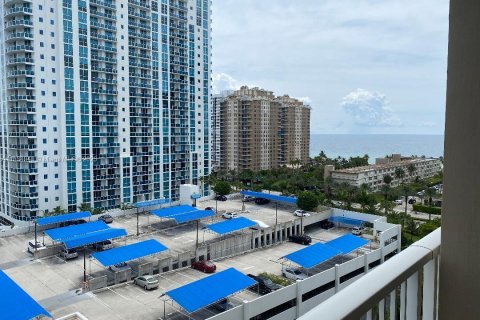 Condo in Hallandale Beach, Florida № 1817647 - photo 1