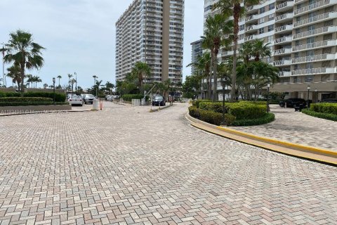 Condo in Hallandale Beach, Florida № 1817647 - photo 9