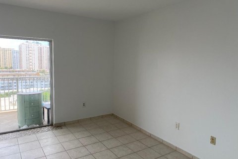 Condo in Hallandale Beach, Florida № 1817647 - photo 11