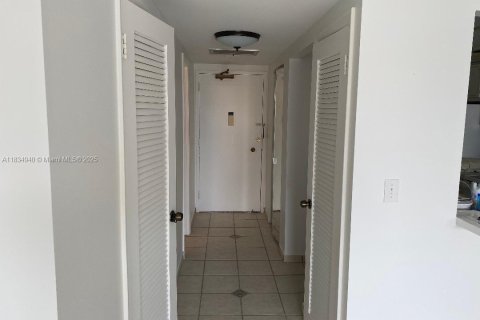 Condo in Hallandale Beach, Florida № 1817647 - photo 15