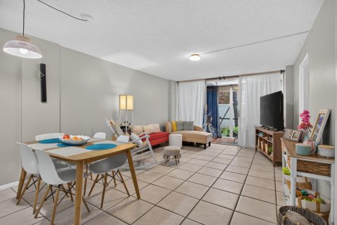 Condo in Oakland Park, Florida, 2 bedrooms  № 2241032 - photo 8