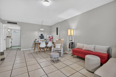 Condo in Oakland Park, Florida, 2 bedrooms  № 2241032 - photo 11