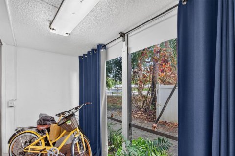 Condo in Oakland Park, Florida, 2 bedrooms  № 2241032 - photo 13