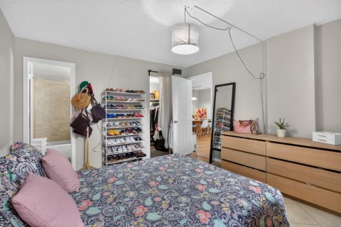 Condo in Oakland Park, Florida, 2 bedrooms  № 2241032 - photo 17