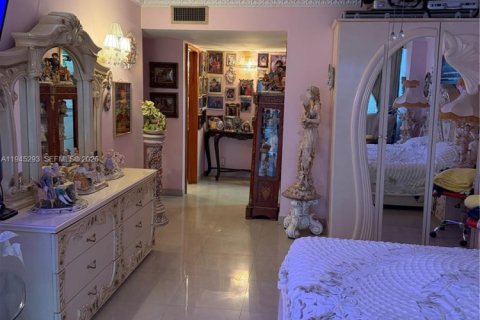 Condominio en venta en Hallandale Beach, Florida, 2 dormitorios, 135.17 m2 № 2002280 - foto 16