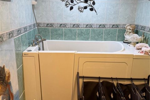 Condominio en venta en Hallandale Beach, Florida, 2 dormitorios, 135.17 m2 № 2002280 - foto 19