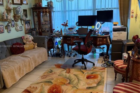 Condominio en venta en Hallandale Beach, Florida, 2 dormitorios, 135.17 m2 № 2002280 - foto 11