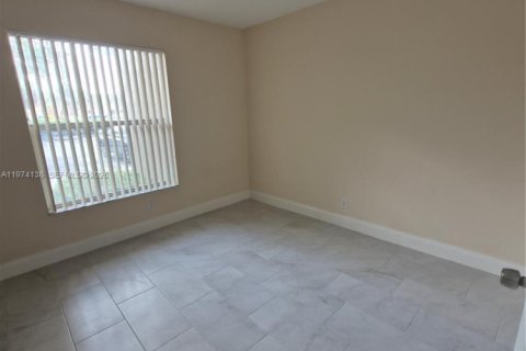 Снять в аренду квартиру в Корал-Спрингс, Флорида 2 спальни, 1584.17м2, № 2036451 - фото 14