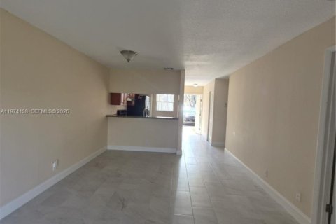 Снять в аренду квартиру в Корал-Спрингс, Флорида 2 спальни, 1584.17м2, № 2036451 - фото 11