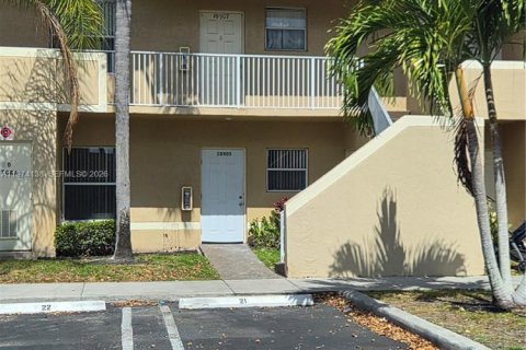 Снять в аренду квартиру в Корал-Спрингс, Флорида 2 спальни, 1584.17м2, № 2036451 - фото 3