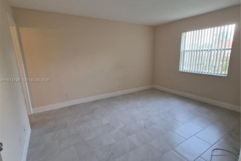 Снять в аренду квартиру в Корал-Спрингс, Флорида 2 спальни, 1584.17м2, № 2036451 - фото 12