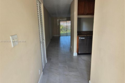 Снять в аренду квартиру в Корал-Спрингс, Флорида 2 спальни, 1584.17м2, № 2036451 - фото 5