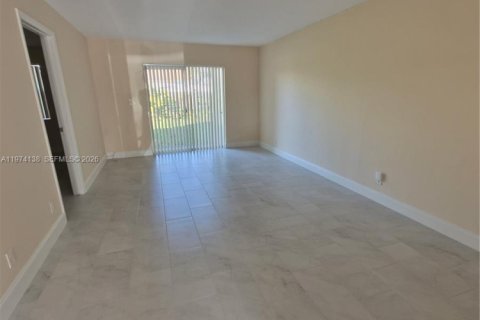 Снять в аренду квартиру в Корал-Спрингс, Флорида 2 спальни, 1584.17м2, № 2036451 - фото 6