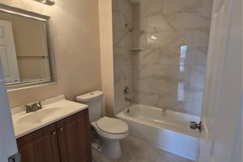 Снять в аренду квартиру в Корал-Спрингс, Флорида 2 спальни, 1584.17м2, № 2036451 - фото 15