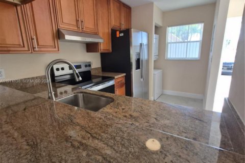 Снять в аренду квартиру в Корал-Спрингс, Флорида 2 спальни, 1584.17м2, № 2036451 - фото 10