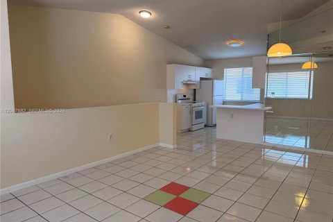 Copropriété à louer à Doral, Floride: 2 chambres, 79.62 m2 № 2361819 - photo 3