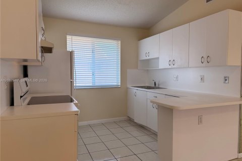 Copropriété à louer à Doral, Floride: 2 chambres, 79.62 m2 № 2361819 - photo 6