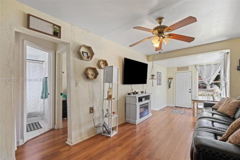 Villa ou maison à vendre à Miami, Floride: 2 chambres, 50.17 m2 № 2036332 - photo 10