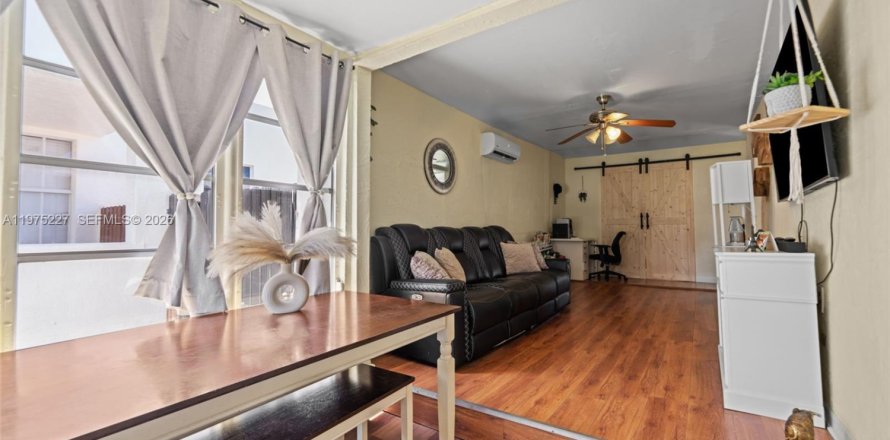 Villa ou maison à Miami, Floride 2 chambres, 50.17 m2 № 2036332