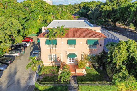 Apartamento en alquiler en Coral Gables, Florida, 46.45 m2 № 1993868 - foto 1