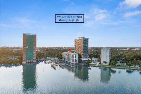 Condo in Miami, Florida, 1 bedroom № 2176593 - photo 2