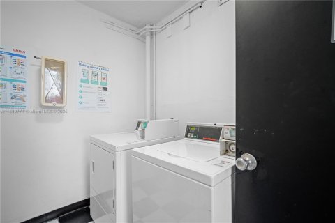 Condo in Miami, Florida, 1 bedroom № 2176593 - photo 27