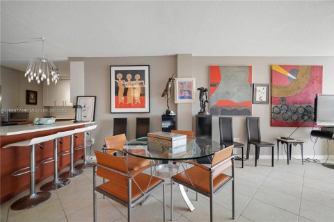 Condo in Miami, Florida, 1 bedroom № 2176593 - photo 9