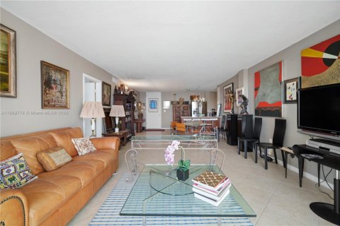 Condo in Miami, Florida, 1 bedroom № 2176593 - photo 11